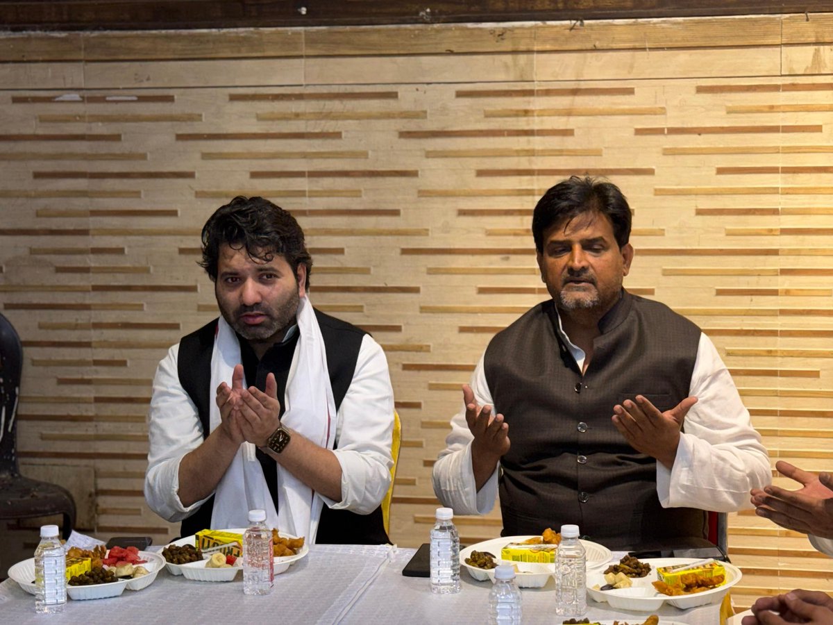AaleyIqbal's tweet image. कल सर सैयद अहमद ख़ाँ साहब की तारीखी सरज़मीन अलीगढ़ जाने का शरफ़ हासिल हुआ। AMU यंग विज़नरी सोसाइटी और Students of AMU Bihar की जानिब से आयोजित इफ़्तार में शिरकत की।

 #SirSyedAhmadKhan #IftarAtAMU 
#AligarhMuslimUniversity #AMU