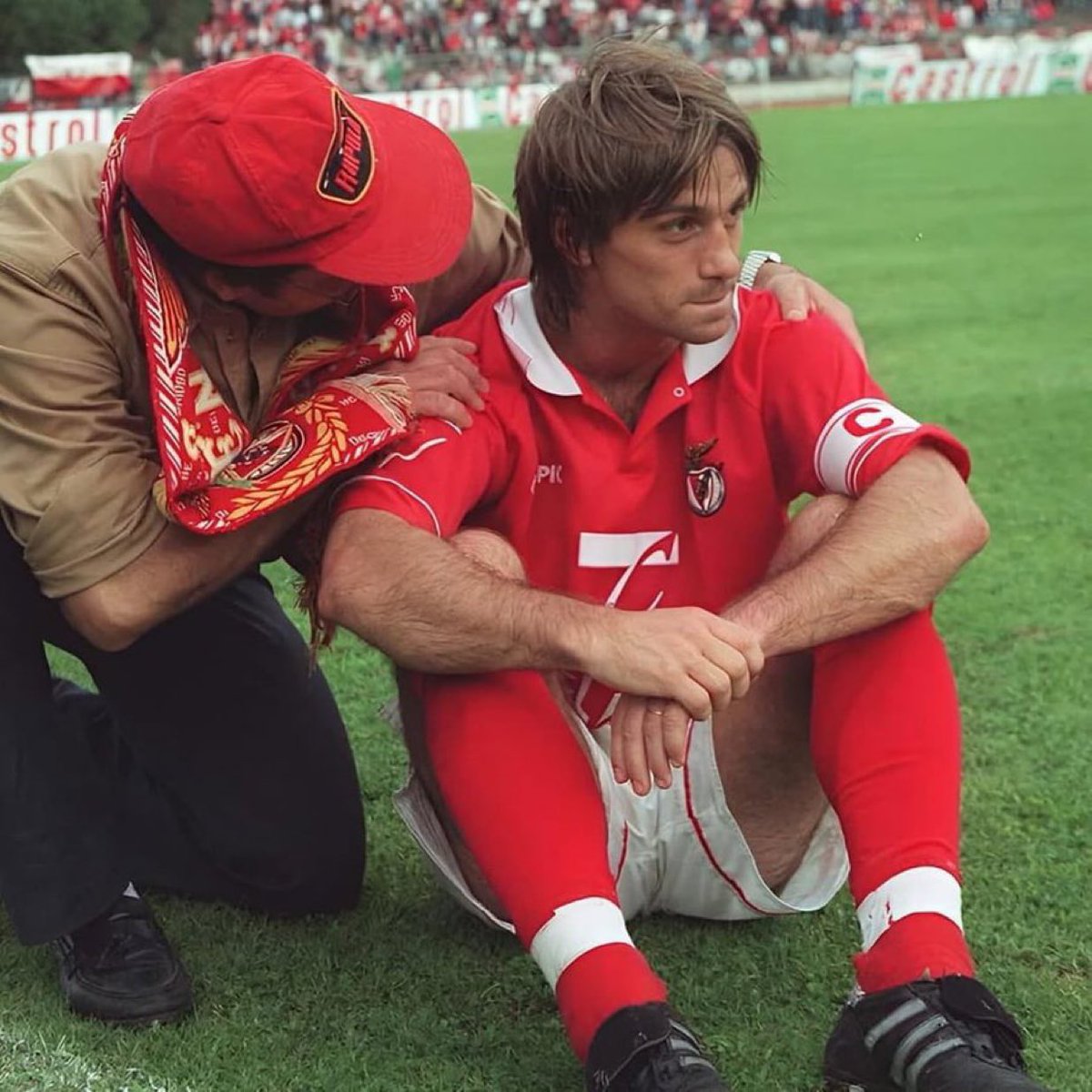 Houve uma altura em que bastava o João Vieira Pinto acreditar para puxar todos atrás.

Levou o Benfica às costas e deixou a sua marca numa geração inteira. Um ídolo eterno para tantos benfiquistas,ontem, hoje e sempre.

JVP❤️