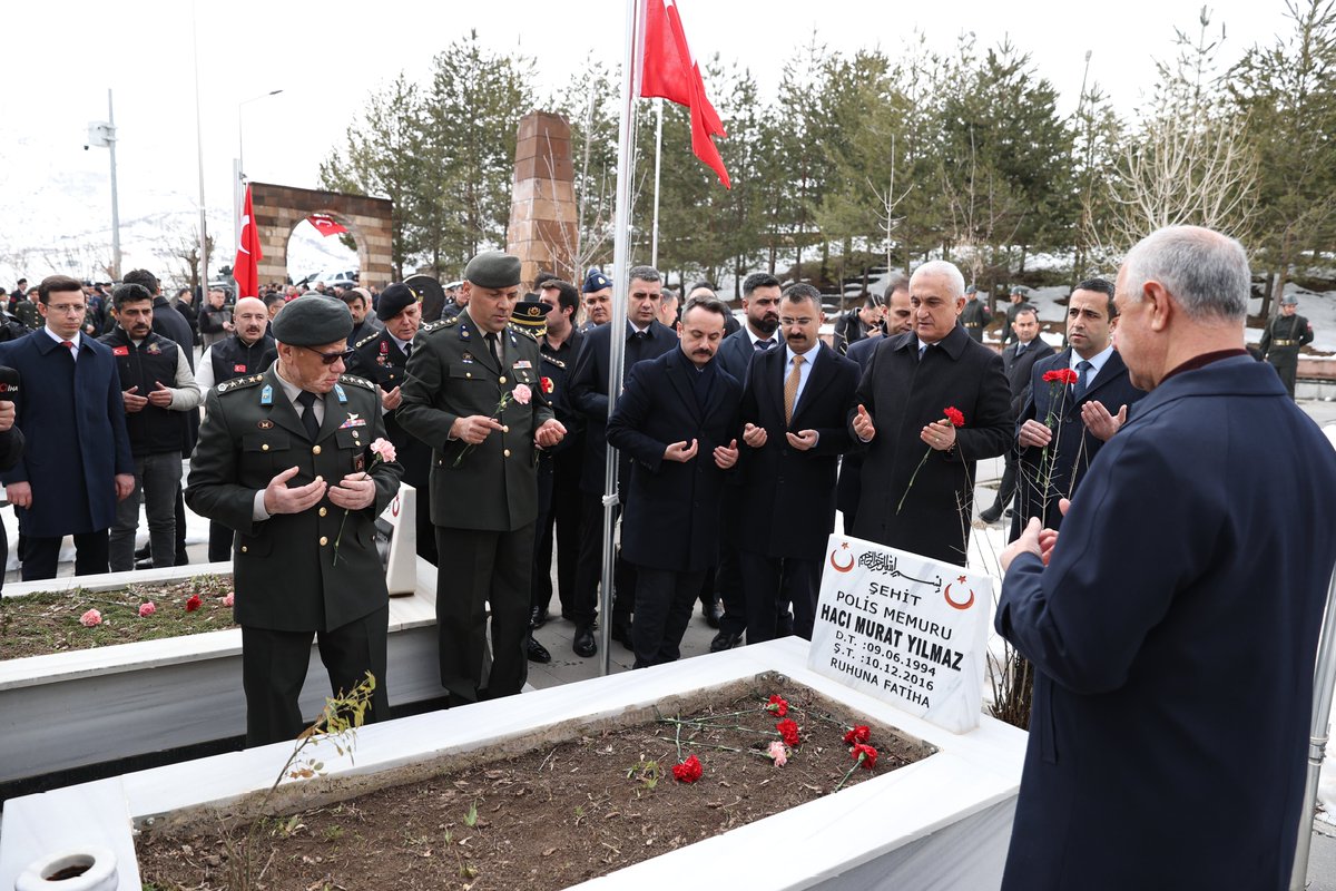 TCMusValiligi's tweet photo. Valimiz Sayın @Valiavnicakir, ilimiz protokolü ile birlikte, "18 Mart Çanakkale Zaferi ve Şehitleri Anma Günü 111. Yıl Dönümü" münasebetiyle Muş Şehir (Taşo) Mezarlığında düzenlenen anma törenine katıldı.

Çelenklerin sunumu, Saygı duruşunda bulunulması ve İstiklal Marşı'nın okunmasıyla başlayan tören, Cumhurbaşkanımız Sayın Recep Tayyip Erdoğan’ın mesajlarının okunması, günün anlam ve önemini belirten konuşmanın yapılması, Kur'an'ı Kerim Tilaveti, manga atışı, şehitlerimizin kabirlerine karanfil bırakılması ve duaların edilmesi ile devam etti.#Muş🇹🇷
@TC_icisleri
#18Mart
#ÇanakkaleZaferi🇹🇷

📍 Muş Şehitliği