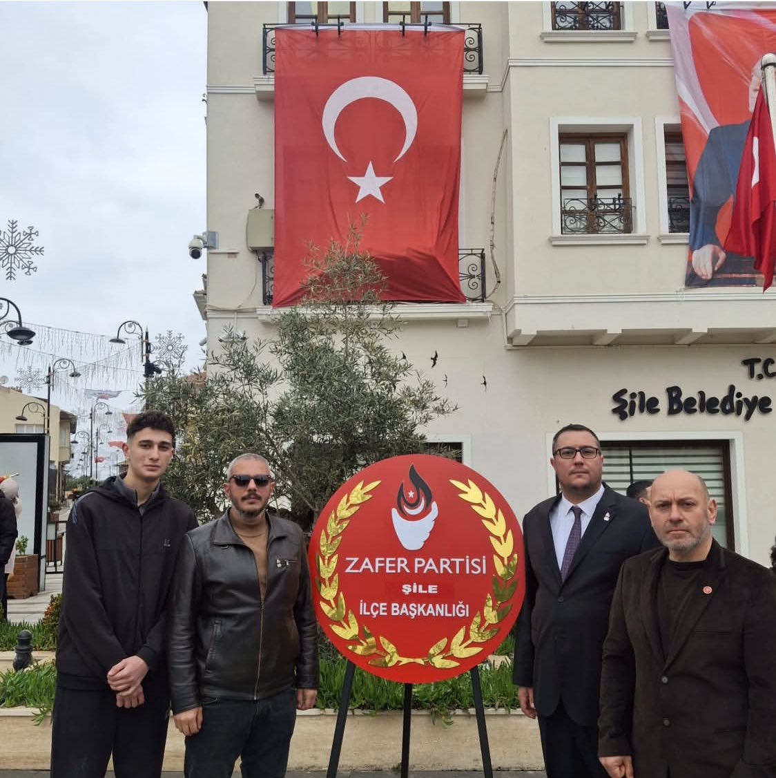 ZPSileTeskilati's tweet image. 🇹🇷18 Mart Çanakkale Zaferinin 111. Yıl dönümüne istinaden önünde çelenk sunumumuzu gerçekleştirdik. Başta Gazi Mustafa Kemal Atatürk olmak üzere tüm şehitlerimizin ruhları şad olsun.
Allah bir daha bu millete böyle bir savaş yaşatmasın.
#ÇanakkaleGeçilmez  #şile @zaferpartisi