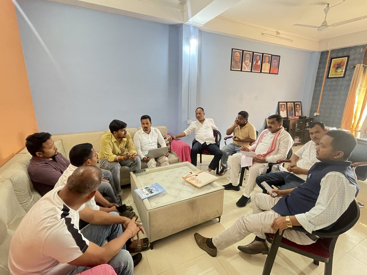 vinayrawatbjp's tweet image. #Bongaigaon #Assembly में जिला कार्यालय पर IT Cell के प्रमुख साथियों और विधानसभा संयोजक के साथ Productive Meeting, Digital Campaign को और मजबूत बनाने, बूथ प्रबंधन को मज़बूत करने व हर बूथ तक BJP की बात पहुँचाने की रणनीति पर चर्चा हुई।

#Strong_team, #Strong_Mission 

@BJP4India