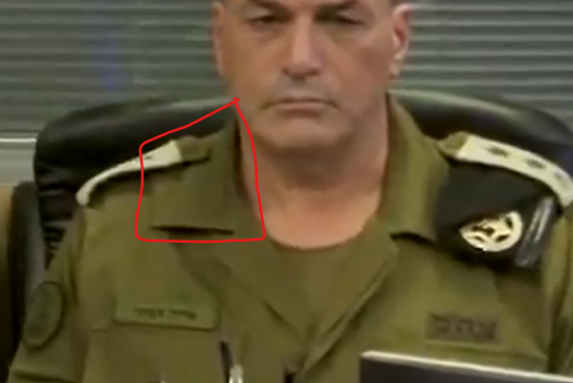 PollePonteva's tweet photo. @RothLindberg Look at the general's epaulette on his right shoulder, it goes over and looks to be even connected to the jacket collar. This kind of wardrobe malfunction is not possible, the collar could go over the epaulette but not the other way around. https://t.co/ysPOCPfeh4