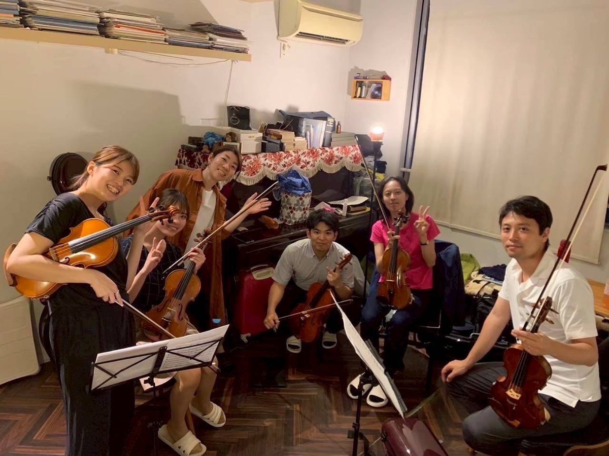 【パート紹介】
🎻ヴァイオリン
オケの花形といわれ、人数が多い分個性も豊か。
和気あいあいとした雰囲気も魅力のひとつです！

🎻ヴィオラ
楽しいこと大好き、常に賑やか。ヴィオラ会と称したご飯会がしょっちゅう開催されます。
1つでも多くオケにいい音を放り込むべく日々研究中！
