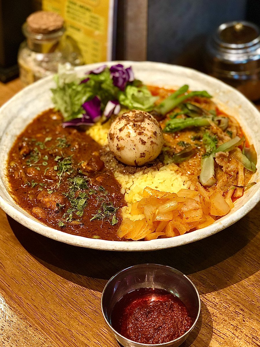 SPICY CURRY 魯珈
限定の2種カレー

2週間振り､右が3/11からの「たらの芽と筍と豚バラのレッドカレー」
オーセンティックな旬素材タイカレー⭐︎

左が今日3/18からの「納豆×鯖×和歌山ぶどう実山椒の発酵スパイスカレー〜和漢仕立て〜」めちゃ魯迅な創作カレー⭐︎

瞬殺の美味しさ✨ご馳走様です♪