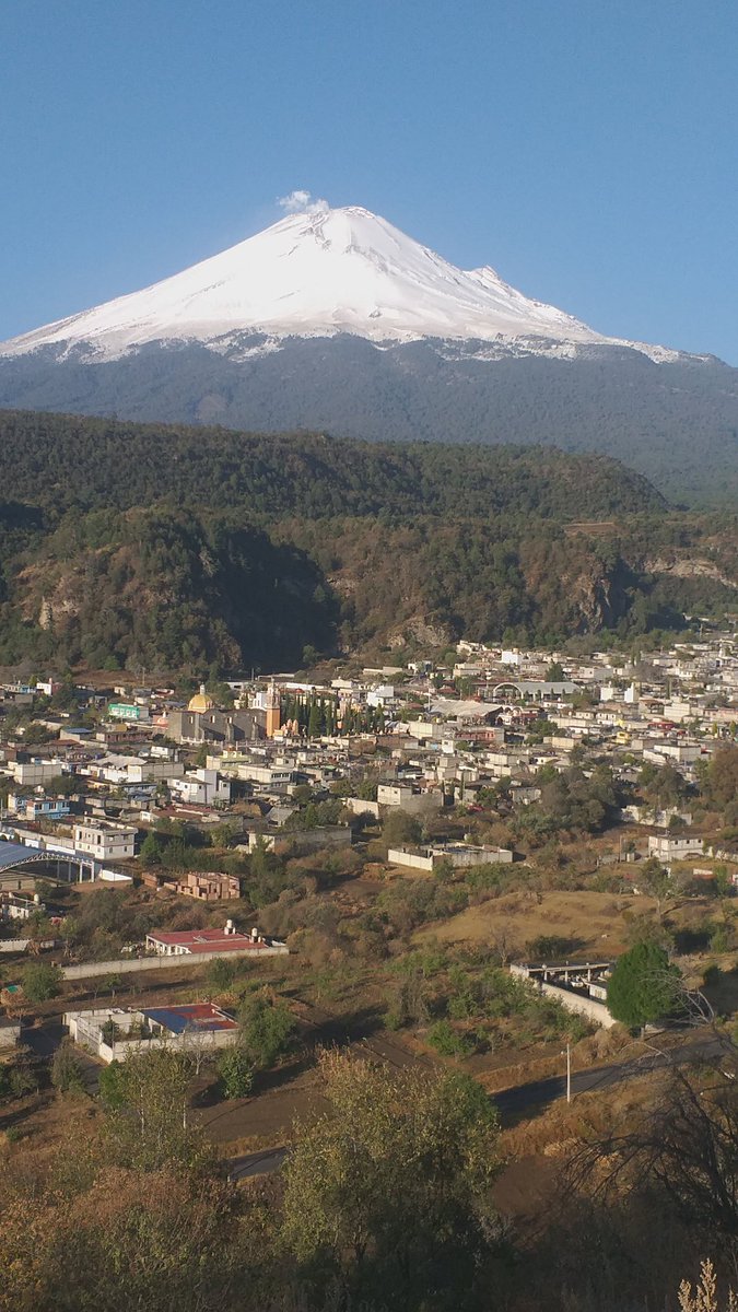 amantedelvolcan's tweet photo. El Popocatepétl desde el mirador de tlamimilolpa en San Nicolás de los Ranchos 
Una vista hermosa de Santiago Xalitzintla 
🥰
#bienvenidaprimavera 
#Popocatepétl https://t.co/Nu9ztwiFTO
