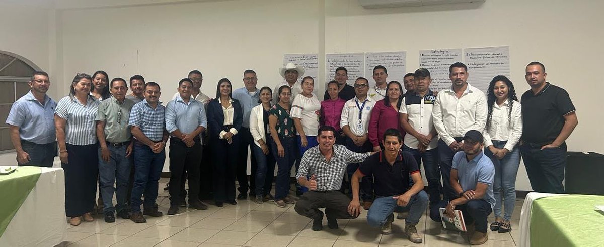 FAOHonduras's tweet photo. 🌱 Gracias, Lempira.
Presentación y entrega de  #CajaDeHerramientas metodológica para implementar #HuertosEscolaresPedagógicos a personal departamental y municipal de Educación, mancomunidades, institutos técnicos y ONGs vinculadas al proceso. 🤝💚 https://t.co/NTVwetQpJ0