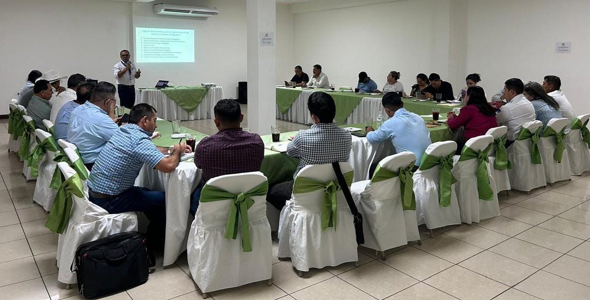 FAOHonduras's tweet photo. 🌱 Gracias, Lempira.
Presentación y entrega de  #CajaDeHerramientas metodológica para implementar #HuertosEscolaresPedagógicos a personal departamental y municipal de Educación, mancomunidades, institutos técnicos y ONGs vinculadas al proceso. 🤝💚 https://t.co/NTVwetQpJ0
