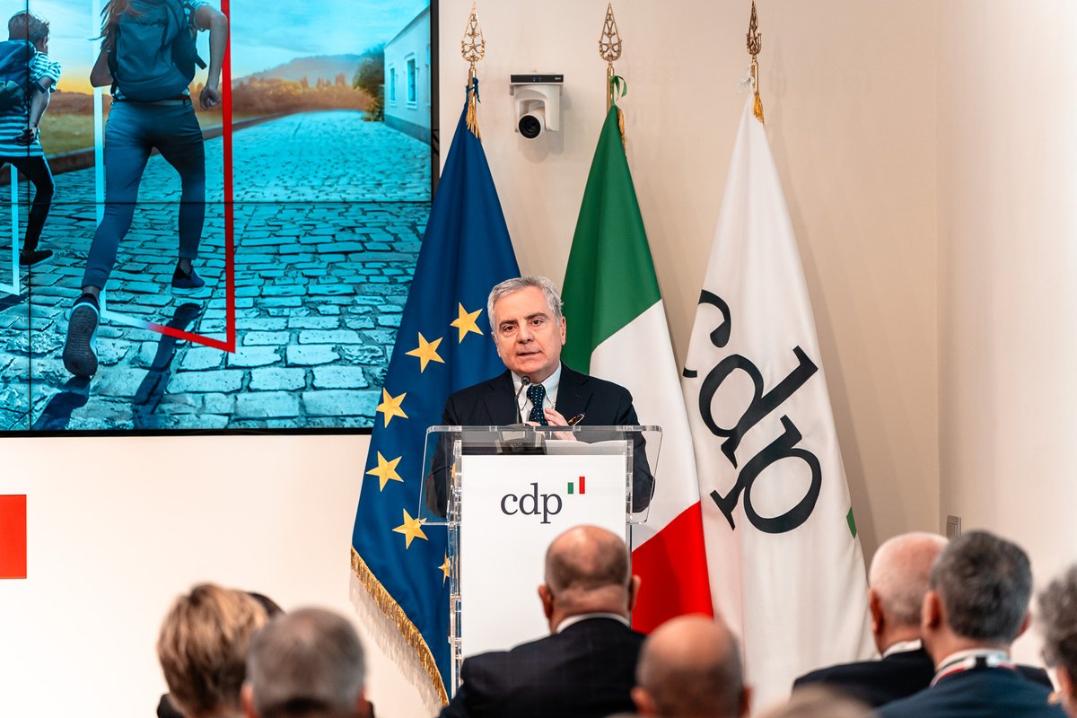 regioni_it's tweet photo. 🎤 “La collaborazione delle #Regioni con @GruppoCDP e #ANFIR è centrale e destinata a rafforzarsi”.

🖥️ @M_Fedriga al 4° Incontro Annuale per lo sviluppo sostenibile delle Regioni con @GruppoCDP e #ANFIR.

📇 Per approfondire: https://t.co/qH6UxS4lJZ https://t.co/UY8CK7S3dU