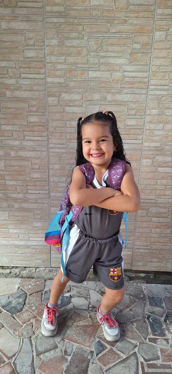 robertooubruno's tweet photo. Minha primeira filha entrou na escola pela primeira vez, como ela não tem uniforme ainda, esses são os uniformes que ela usa diariamente kkk agora ela é chamada de "Mini Messi" pelos amiguinhos kkkkkkkkk https://t.co/KsXf3ewneO
