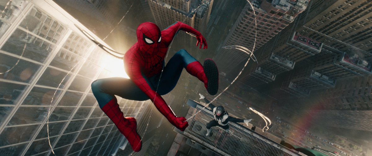 GeekZoneGZ's tweet photo. Da igual lo mal que esté el mundo, que Spider-Man aparece y todo hombre, mujer, adulto y niño sonríe.

Como dijo Tía May: ""Todo el mundo quiere tener un héroe, y años después contarán cómo estuvieron horas bajo la lluvia para poder ver al que les enseñó a aguantar un poco más". https://t.co/KCUTHvibww