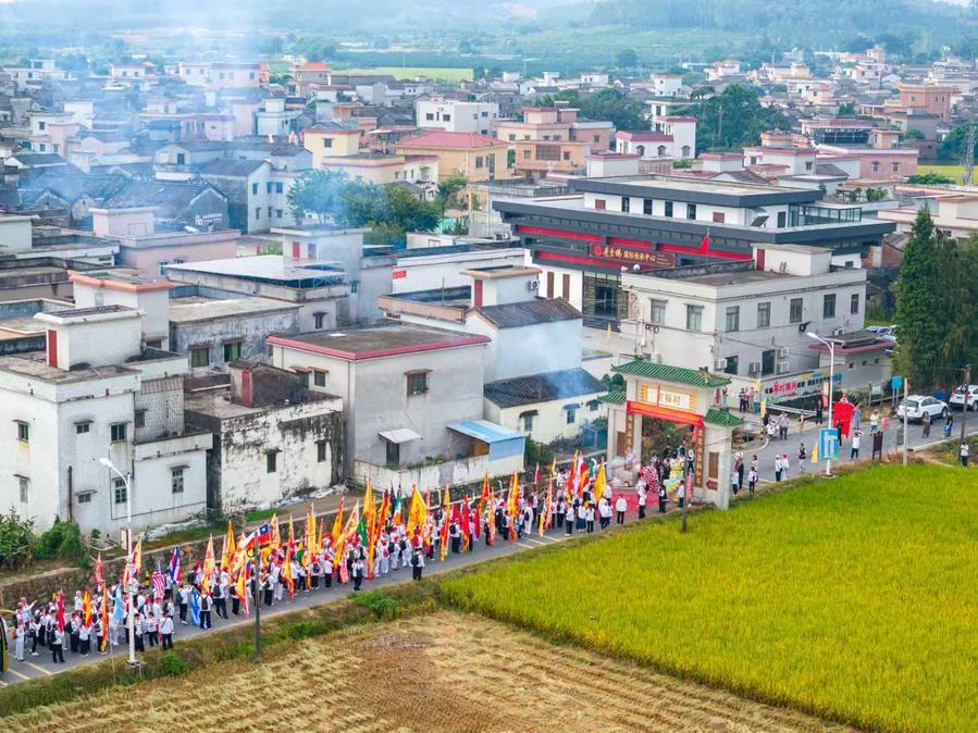 XHSports's tweet image. A tree that crossed the sea 🌳
For 190 years, Choy Lee Fut has grown from Guangdong to the world - connecting generations, cultures and communities through kung fu.
Roots in China. Branches worldwide. xhtxs.cn/ba1z
#ChoyLeeFut #KungFu #MartialArts #CulturalHeritage