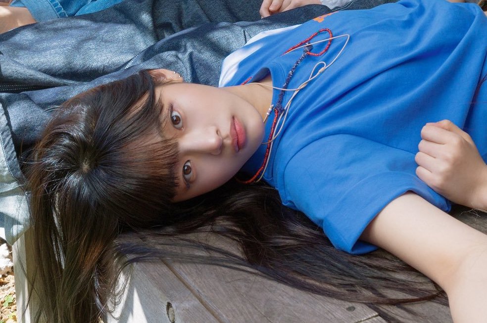KaLompat's tweet photo. Pada saat pemotretan foto di bawah ini ternyata Minji lagi ngalamin alergi di matanya. 

Jadi, dia gak bisa pake contact lens, gak bisa pake eye make up, dan hanya pake make up ala kadarnya. Banyak bunnies yg kaget bahkan viral di weibo krn tetep gak mengurangi kecantikannya 😭🤌 https://t.co/0IloxpDUTV