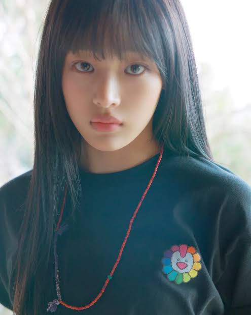 Pada saat pemotretan foto di bawah ini ternyata Minji lagi ngalamin alergi di matanya. 

Jadi, dia gak bisa pake contact lens, gak bisa pake eye make up, dan hanya pake make up ala kadarnya. Banyak bunnies yg kaget bahkan viral di weibo krn tetep gak mengurangi kecantikannya 😭🤌