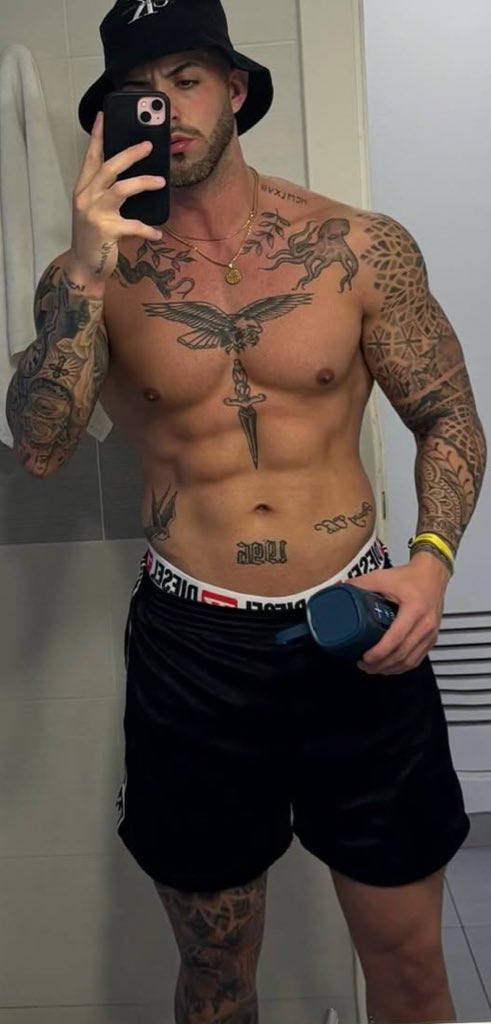 FRAT 🖤 HOUSE tweet media