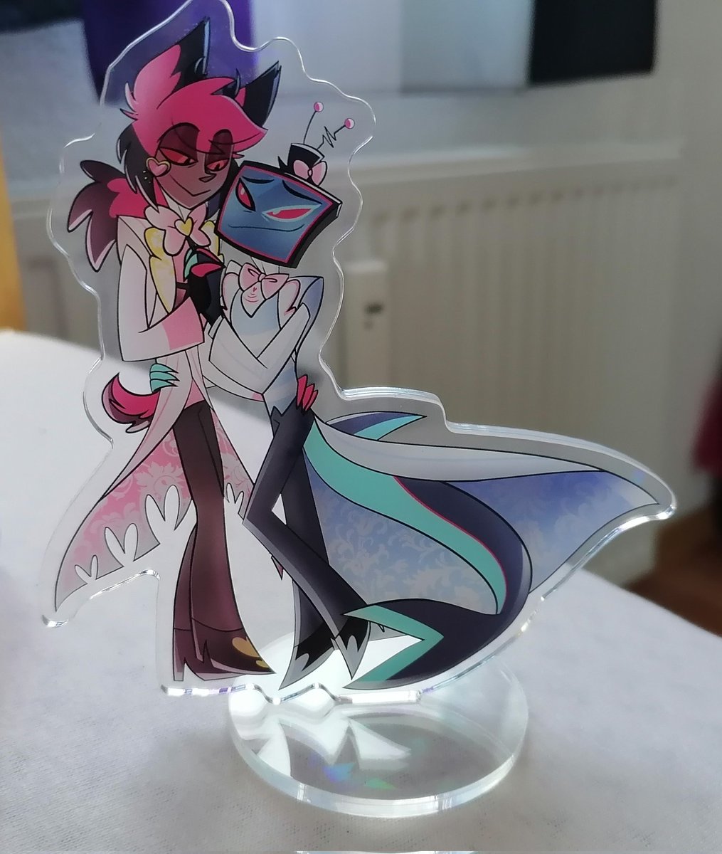 //COMMS OPEN // Vee (The CEO of mom Vox) tweet media