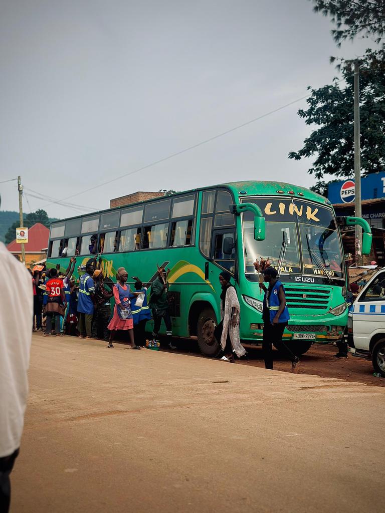 Jannie_jennah's tweet photo. Me and my travel buddy @prlsofuganda are now in Bukomero. I live along Hoima road but I hadn't taken this route on a long journey. Aaahhh I couldn't eat anything at this stopover but ok. Let me catch you next time 😂

#RestoringForests #WaterAndEnvironmentWeek https://t.co/DU7folVmyA