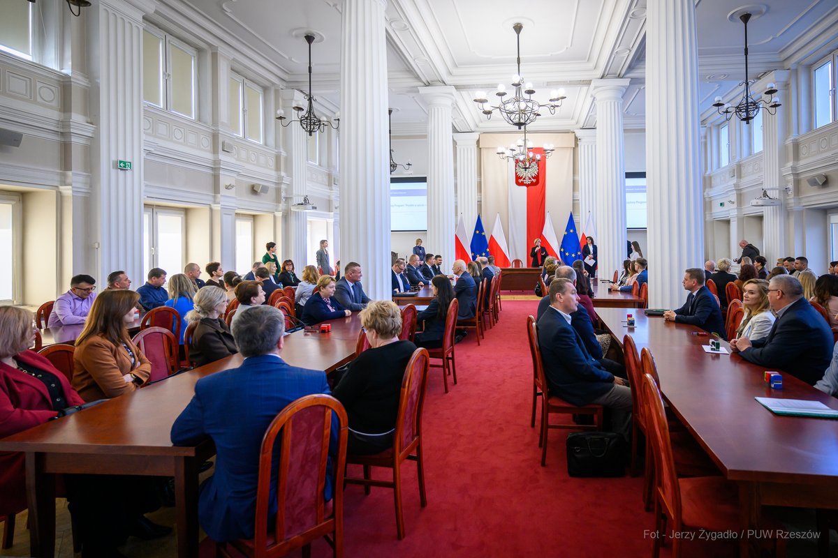 TKH_Teresa's tweet photo. 📰160 umów w ramach programu "Posiłek w szkole i w domu" podpisanych w #PUW.
🪙Ok. 35 mln zł na 2026 r., a z wkładem samorządów blisko 56 mln zł.
Wsparcie dla ok. 49 tys. osób.
To realna pomoc dla dzieci, seniorów i osób z niepełnosprawnościami 💛 https://t.co/cCOGv581oi
