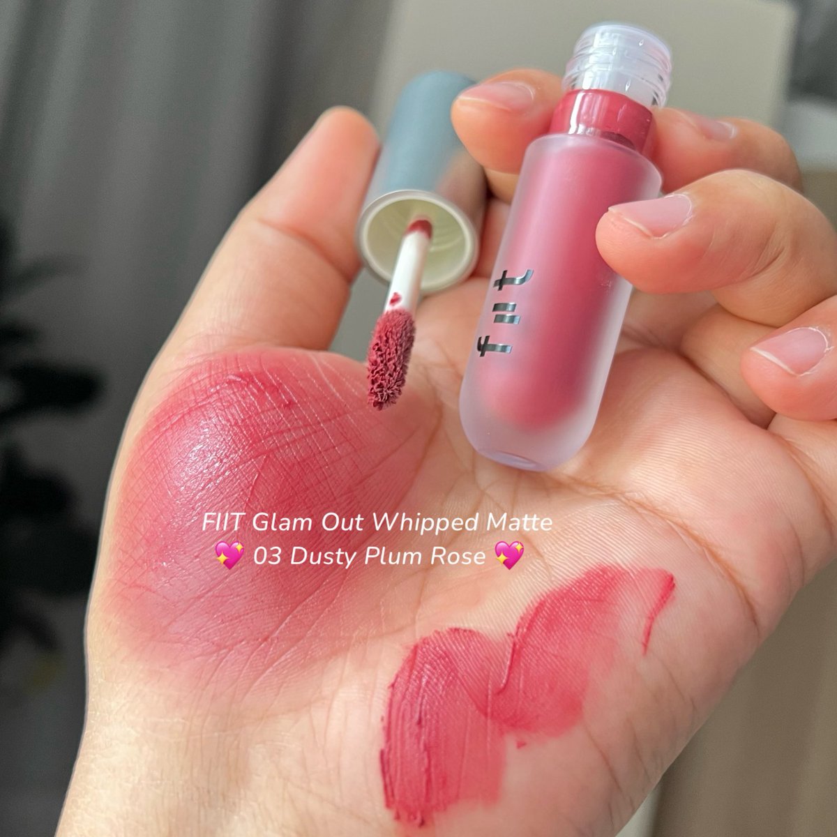 callmejingz's tweet photo. ลบภาพลิปแมตต์แห้งกรังไปเลยจ้า เจอลิป FIIT Glam Out Whipped Matte เนื้อวิปครีมตัวนี้เข้าไปคือจบ! ☁️✨ นุ่มฟูมากกก ปากดูสุขภาพดีเฉยทั้งที่เป็นเนื้อแมตต์ งงมากทำได้ไง สารบำรุงคือจัดเต็ม ทาทั้งวันปากไม่ลอก ไม่ตกร่อง เบาสบายปากสุดๆ สี 03 คือชมพูก่ำที่ถูกต้อง ทาแล้วไม่อ่อม ปากฟูดูแพงระดับ 10! 💄💖