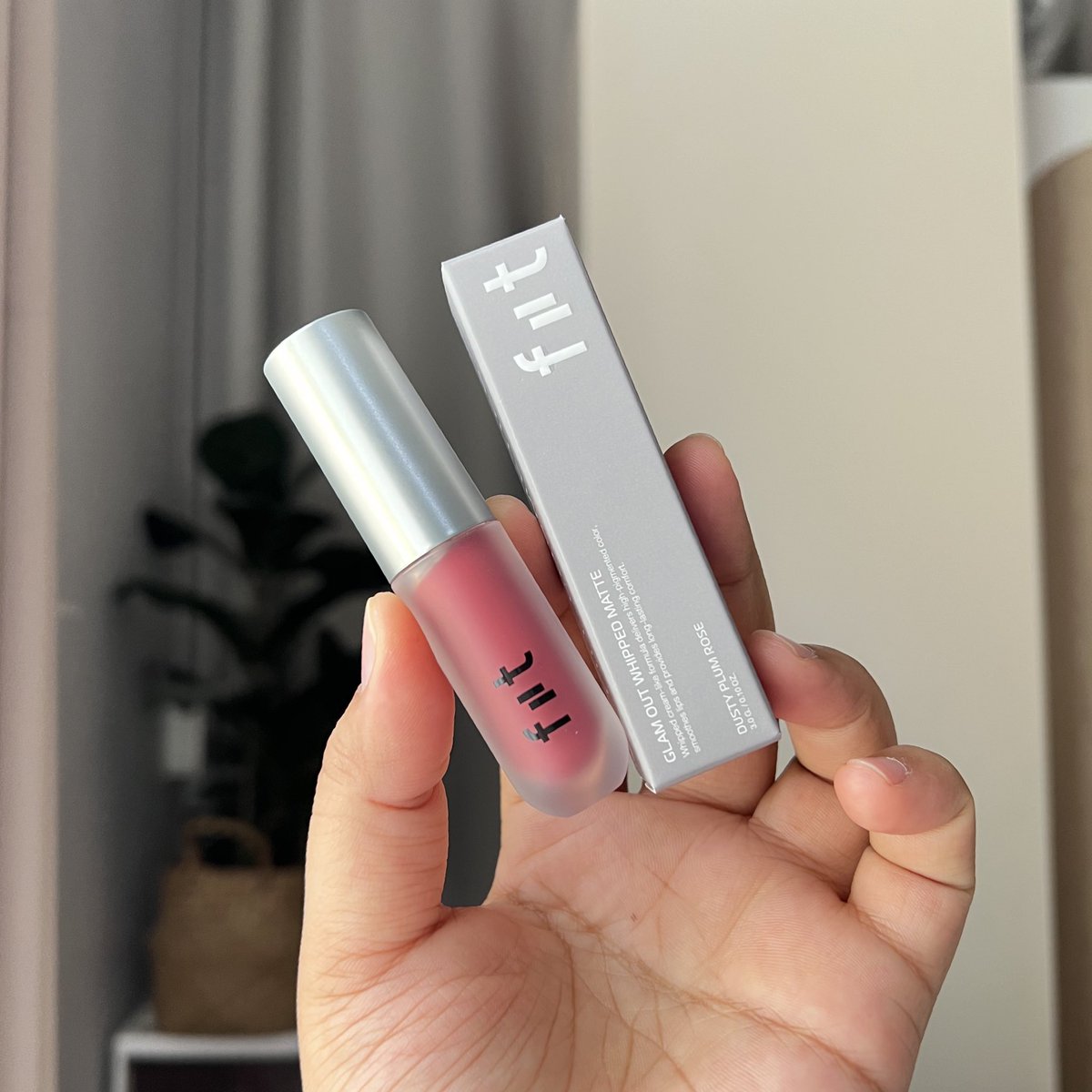 ลบภาพลิปแมตต์แห้งกรังไปเลยจ้า เจอลิป FIIT Glam Out Whipped Matte เนื้อวิปครีมตัวนี้เข้าไปคือจบ! ☁️✨ นุ่มฟูมากกก ปากดูสุขภาพดีเฉยทั้งที่เป็นเนื้อแมตต์ งงมากทำได้ไง สารบำรุงคือจัดเต็ม ทาทั้งวันปากไม่ลอก ไม่ตกร่อง เบาสบายปากสุดๆ สี 03 คือชมพูก่ำที่ถูกต้อง ทาแล้วไม่อ่อม