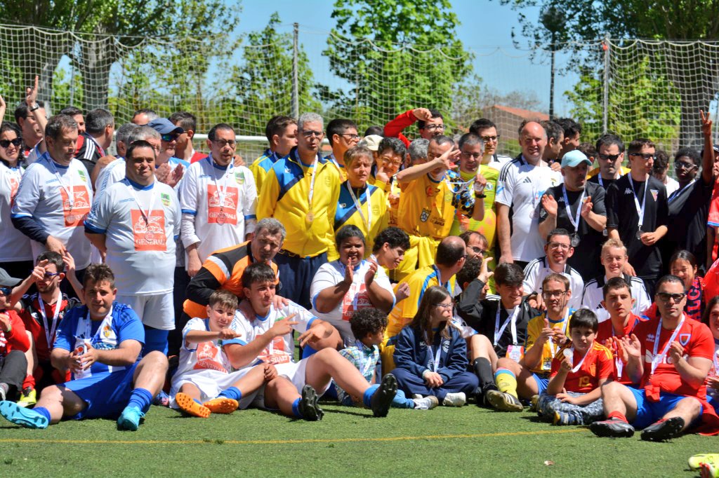 + 𝐐𝐔𝐄 𝐆𝐎𝐋𝐄𝐒 𝟐𝟎𝟐𝟔 😊
Récord de participación, de ilusión y de inclusión <a href="/FCyLF/">RFCYLF</a> <a href="/fedeacyl/">Deporte Adaptado CyL</a> 

20 equipos ▶️400 participantes
Fases previas 12 y 19 de abril / 23 y 24 de mayo
Gran jornada final 7 de junio

ℹ️ Consulta horarios y sedes
rfcylf.es/pnfg/NNws_ShwN…