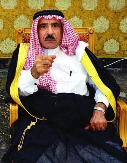 dfgh909's tweet photo. قبل عدة سنوات فقدنا رجل الأعمال محفوظ بن علي زومة، الشقيق الأصغر للراحل سعد بن علي زومة الذي انتقل إلى رحمة الله قبل أيام. فقدان الاثنين خسارة كبيرة للوطن كله، وعلى منطقة الباحة وبلجرشي بوجه خاص.

لم يكونا رجلي أعمال يتباهيان بأموالهما أو يتميزان عن الناس، بل كانا -رحمهما الله- ينفقان ما أعطاهما الله في أعمال الخير، يتلمسان المحتاجين والمتعففين، ويقضيان دين المعسر الذي يثبت حاله.

وفاة الوالد سعد بن علي زومة منذ أيام، ومنذ سنوات أخيه محفوظ، أحزنت الجميع لتواضعهما وبساطتهما ووقفاتهما الخيّرة مع الناس؛ فقد كانا يدعمان المحتاجين والأيتام والأرامل والمساجد والجوامع وجمعيات البر وتحفيظ القرآن الكريم.

أعطاهما الله سعة في الرزق فحمدا النعمة وأنفقا منها في الخير، فبارك الله لهما في أموالهما وأولادهما وعيالهم. هذه عائلة مباركة أحبها الله وأعطاها، ويعلم نياتها الصادقة.

رحم الله سعد بن علي زومة وأخاه محفوظ بن علي زومة، وأسكنهما الفردوس الأعلى، وحفظ أولادهما وعيالهم وأحفادهم. هذه الشجرة المباركة مستمرة في العطاء والخير والأخلاق والتواضع والصدق والأمانة.