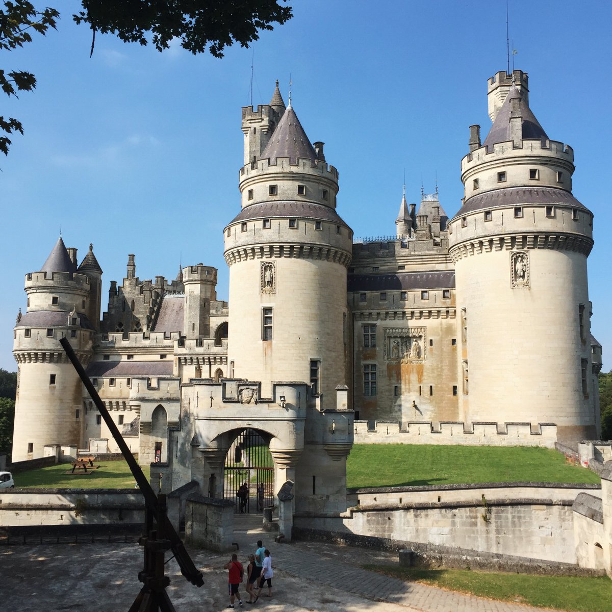 Une forteresse idéale 🏰

Dans l'Oise, se dresse une forteresse qui semble tout droit sortie d'un conte de fées : le château de Pierrefonds !

Il est l'incarnation idéale de la forteresse du Moyen Âge, pensé par Viollet-le-Duc.😍

💡 En savoir + :
omonchateau.com/chateaudepierr…