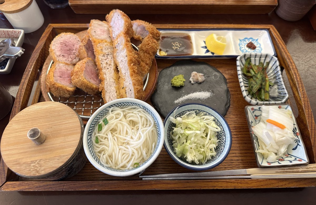 minilnat's tweet photo. อร่อยจริงๆ พาที่บ้านไปกินทุกครั้งที่ไปเที่ยวเลย อันนี้ภาพจากคนละปีนะ กินแบบเปลี่ยนไปเรื่อยๆ เพราะอร่อยทุกเมนู พ่อ แม่ น้องๆ ชอบกันหมด นี่ไปตอนร้านเปิดเพราะพักแถวยอนนัมตลอด ร้านเปิดแปปเดียวก็มีคิวแล้วอะ ประทับใจตรงร้านอยู่มานานหลายปี ไม่เปลี่ยนไปนี่แหละ สงกรานต์นี้เดี๋ยวเจอเลย https://t.co/V68veVHRTe