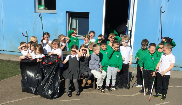 glanhowyprimary's tweet photo. The children in #BeraBach have done a fantastic job this afternoon litter picking around our school grounds! 🌍 #GreatBigSchoolClean2026 #SpringCleanCymru #Litterheros https://t.co/IZx4HWlgXn