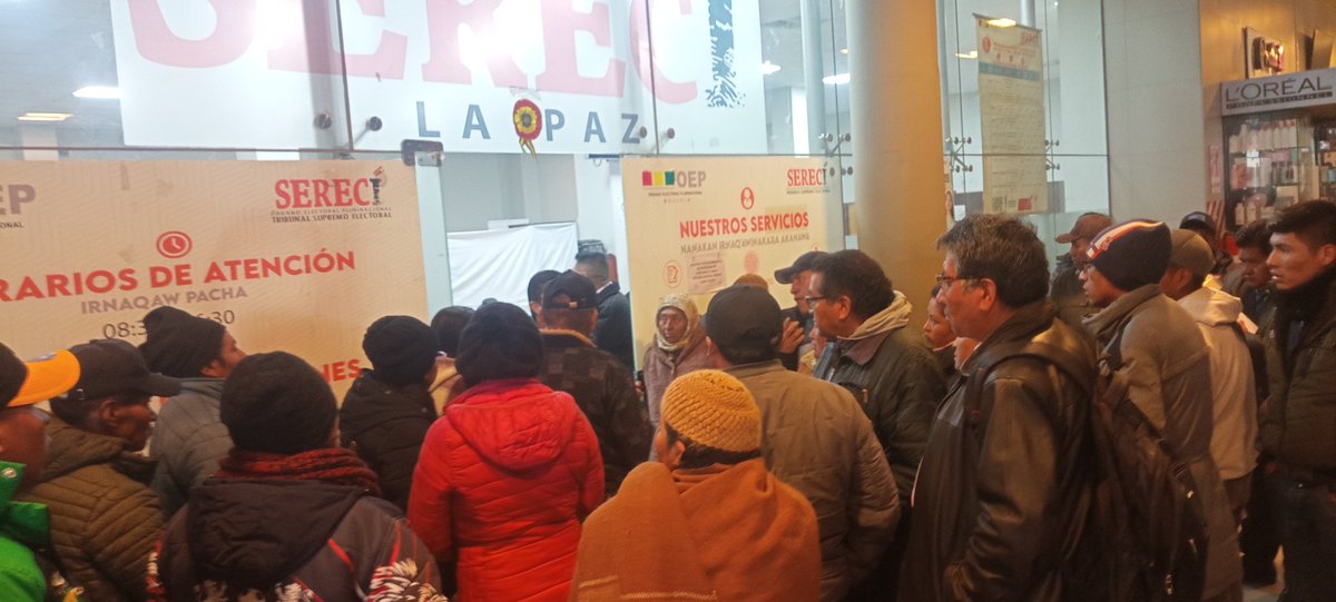 #SERECI del Teleférico rojo hace más de dos horas que dejó de atender, so pretexto de "caída del sistema", la gente que hizo fila desde las 04:00 y 05:00 de la mañana no puede realizar su trámite y piden que la prensa vaya a hacer cobertura.
#Estadotranca #ElAlto