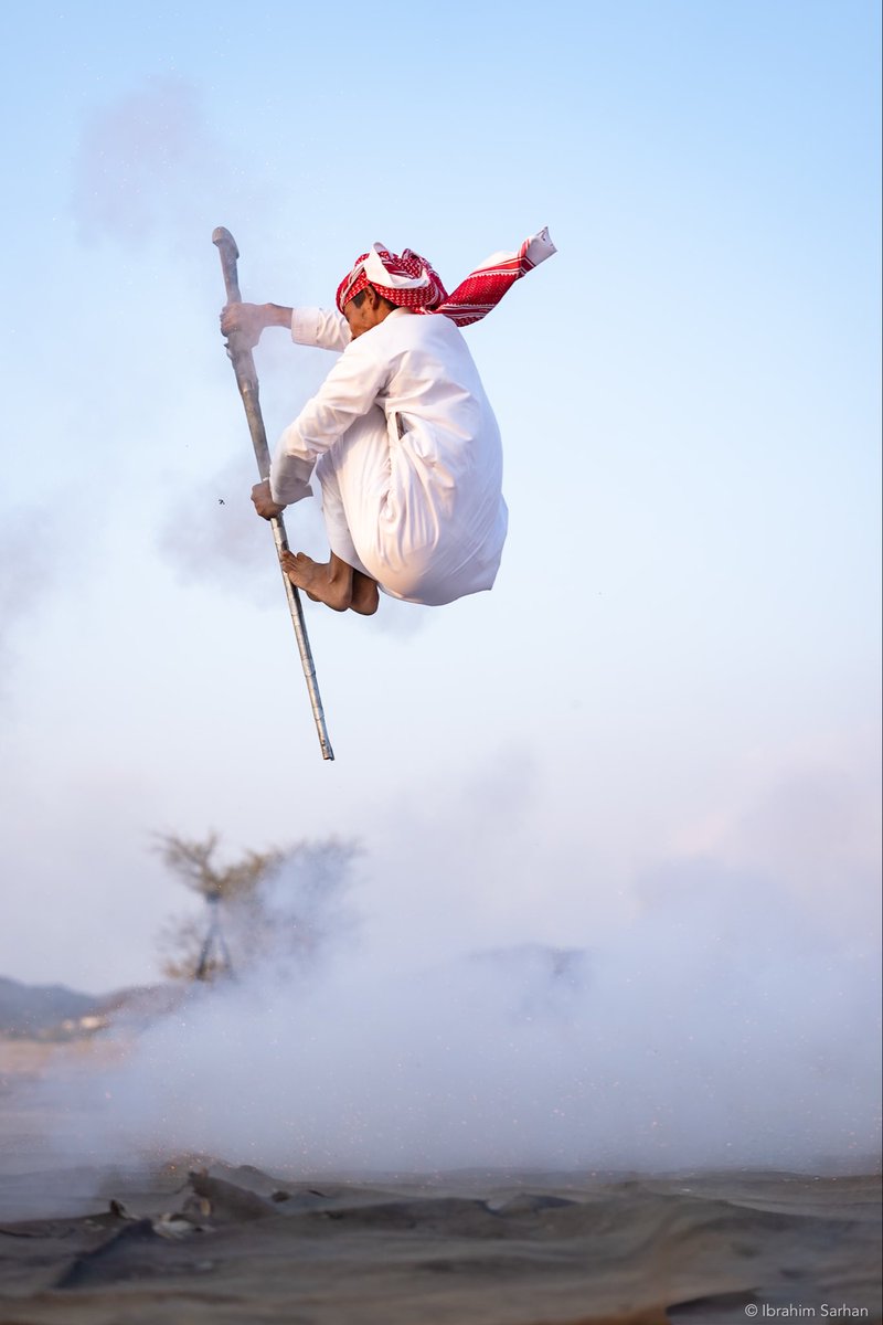 المجموعة الأولى، ١٠ صور من منطقة مكة المكرمة

instagram.com/p/DV_kQWrjpjW/…

"The Fire Dancers"

Over several years during Eid al-Fitr celebrations, I've been documenting a joyful ritual called "Ta'sheer" in the Bedouin villages around Mecca. 

Young men leap into the air and fire