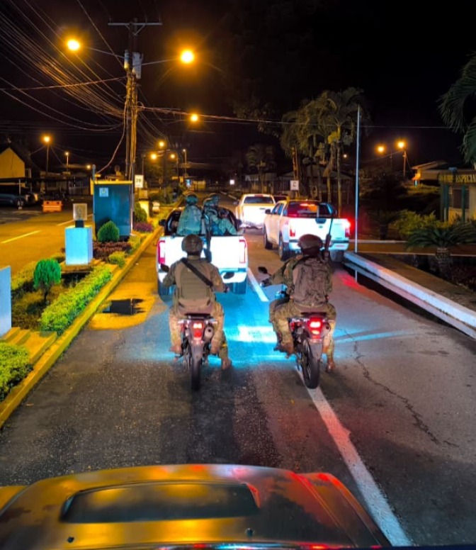 DefensaEc's tweet photo. 🚨#URGENTE 

¡OTRO OBJETIVO MILITAR NEUTRALIZADO: CAE ALIAS “MUERTO”, CABECILLA DEL GAO “LOS LOBOS” EN QUEVEDO!

➡️Durante el toque de queda, un objetivo militar, integrante de la estructura criminal “Los Lobos” fue capturado tras una operación militar que permitió neutralizar el accionar de uno de los principales generadores de violencia en el cantón Quevedo.

Mediante información de inteligencia, en coordinación con el Centro Nacional de Inteligencia, las unidades intervinieron un inmueble donde se encontraba Cristhian E., alias “Muerto”, presunto cabecilla del grupo armado organizado. 

📌Alias “Muerto” registraba antecedentes desde 2017 por robo, porte de armas, asociación ilícita y secuestro. En el último año estaría vinculado a secuestro extorsivo, cobro de “vacunas” y ocupación ilegal de terrenos, generando zozobra en la ciudadanía.

📍La operación fue ejecutada por #BloqueDeSeguridad a través de @FFAAECUADOR, en el sector Promejoras, cantón #Quevedo, provincia de Los Ríos.

Sin tregua contra las mafias, no nos detendremos. 👊
