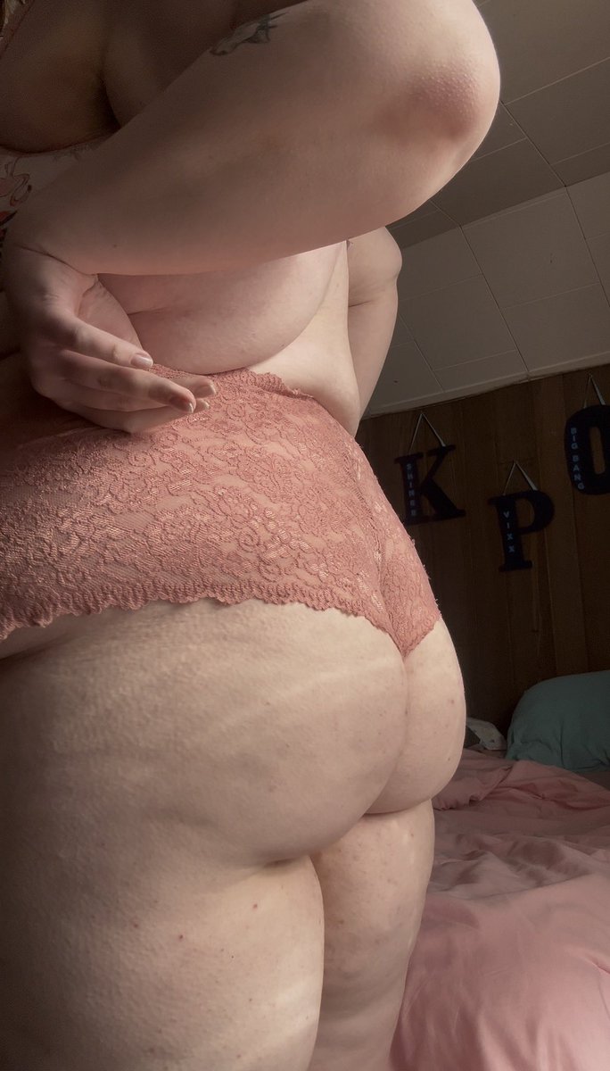 The cheeks are cheeking 

#bbw #porn #wagonwednesday #chubby