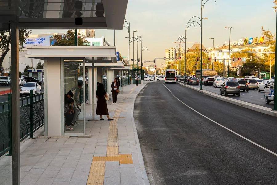 DaryoEng's tweet image. Uzbekistan invests in bus rapid transit to transform Tashkent’s mobility

Tashkent plans to roll out BRT bus lanes starting in 2026, aiming to reduce congestion and modernize the city’s public transport system.

👉Details — daryo.uz/en/PZU8lm5Dg

#Tashkent #BRT #Transport