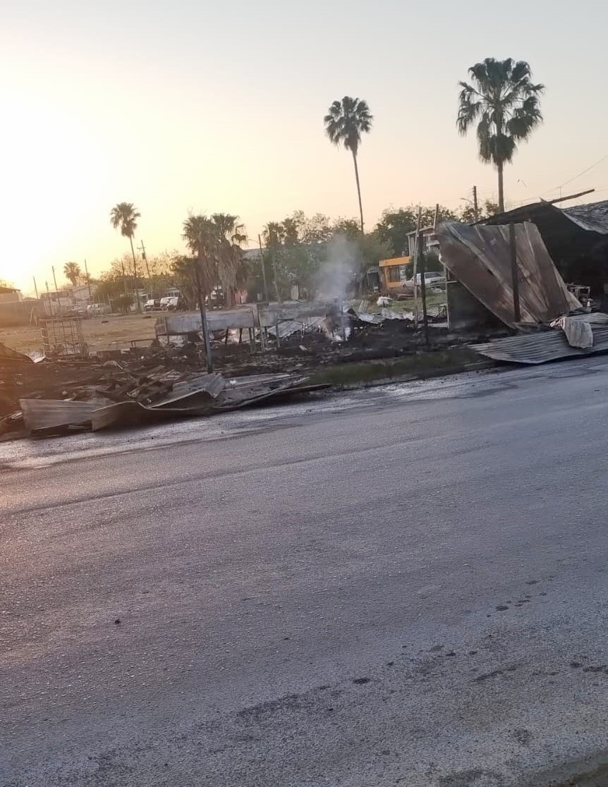 ELBRAVOMX's tweet photo. 🟥#Matamoros durante la madrugada, un fuerte incendio consumió puestos de comida en la colonia Tecnológico, dejando pérdidas totales.

Bomberos trabajaron para controlar las llamas y evitar una tragedia mayor.

Ahora se investiga qué provocó el siniestro.
#ElBravoMx #Tamaulipas https://t.co/Gk4QjKiDZV