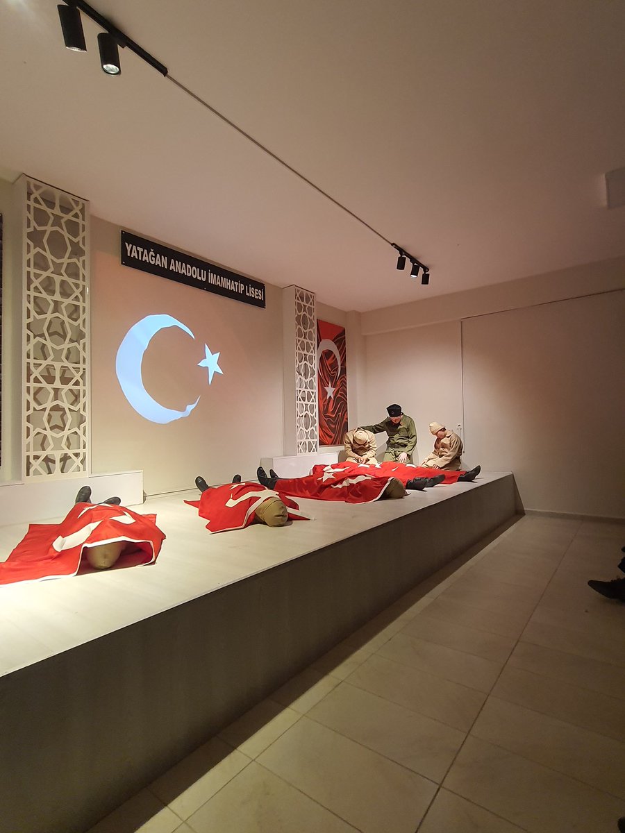 MuhammetGulec's tweet photo. Külleri, rüzgârlarda savrulmak üzere olan bir milletin Türklük şuuru ile yeniden alevlenerek hayat bulduğu bu kutlu günde; bu topraklar için canını hiçe sayan kahraman Türk evlatlarına rahmet, münnet ve saygı ile...
Çanakkale Zaferinin 111. Yılı Kutlu Olsun...
🇹🇷🇹🇷🇹🇷 https://t.co/Iqm9mHMNSc