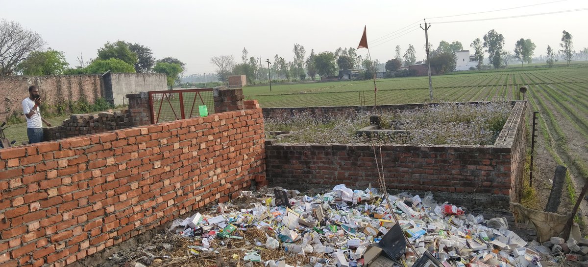 AvnishM97150529's tweet photo. @dmupsha @shahjahanpurpol @Uppolice महोदय खुटार नरौठा देवीदास में देवीस्थान के पास मो.उमर के द्वारा गंदगी फेंकी जा रही है।मना करने पर अनुसूचित समाज के लोगों से गाली गलौज कर मारपीट पर आमादा होत है।कल से नवरात्रि भी शुरू हो रहे है। महोदय संज्ञान लेकर कार्यवाही कराने की कृपा करें। https://t.co/IV4WSYbiAO