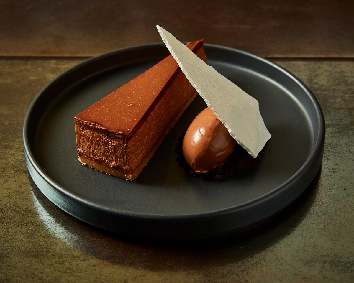 Treat yourself to a sweet escape with our Chocolate Crunch! Indulge in the rich dark chocolate mousse, mascarpone, meringue, praline hazelnut and choco crumble. A delight for all chocolate lovers at The Franklin Room 🍫😍 #ChocolateCrunch #SweetTooth #TheFranklinRoom