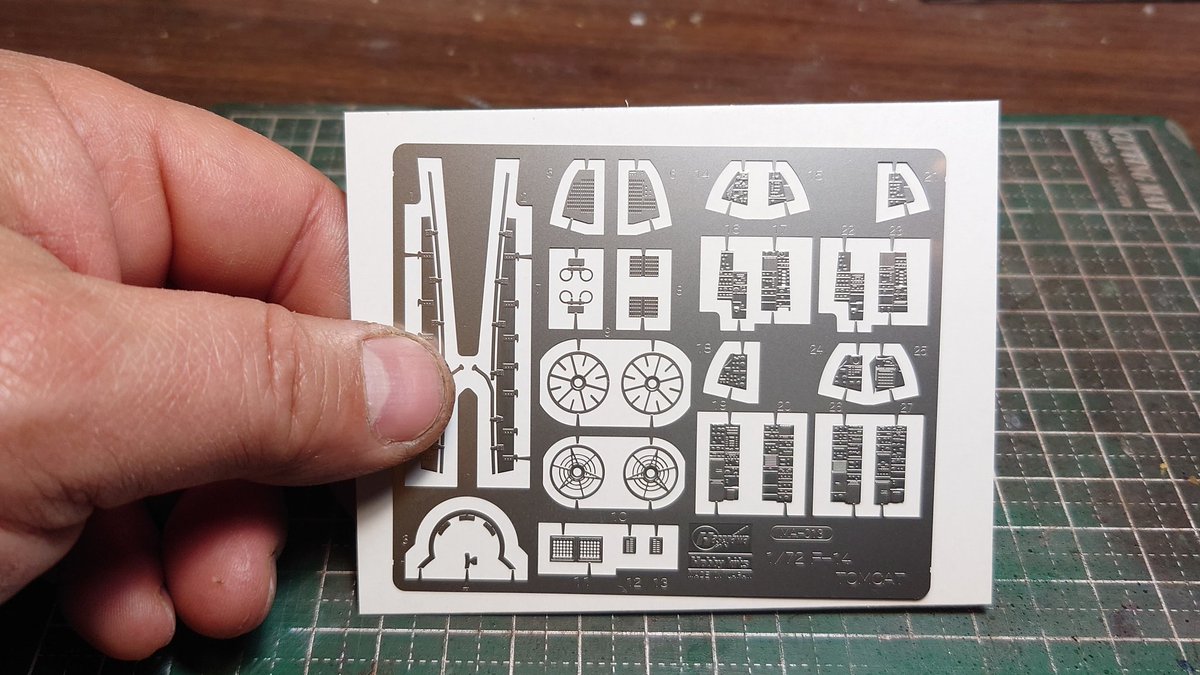 #ハセガワ
#1/72
#トムキャット
#大西洋空母航空団

昨日
コクピット回りの塗装をして
今日
軽く組んで確認してました🎵

このキットには
コクピット用の
エッチングパーツが
付いてます

せっかく付属してるので
このエッチングパーツは
使おうかと……思ってます……