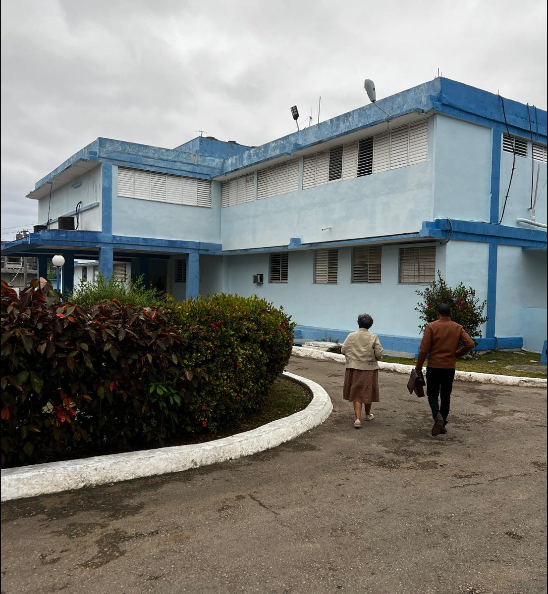 MagJorgeCastro's tweet photo. ⚠️⚠️Sobre las 9:36AM, Caridad Silvente, madre de la joven Anna Sofía Benítez entró con el abogado a la cita policial.

Caridad enfrenta un proceso tras haber sido puesta bajo reclusión domiciliaria por grabar al agente que le entregó una citación.

Seguimos atentos. https://t.co/5S3xNDsmRu