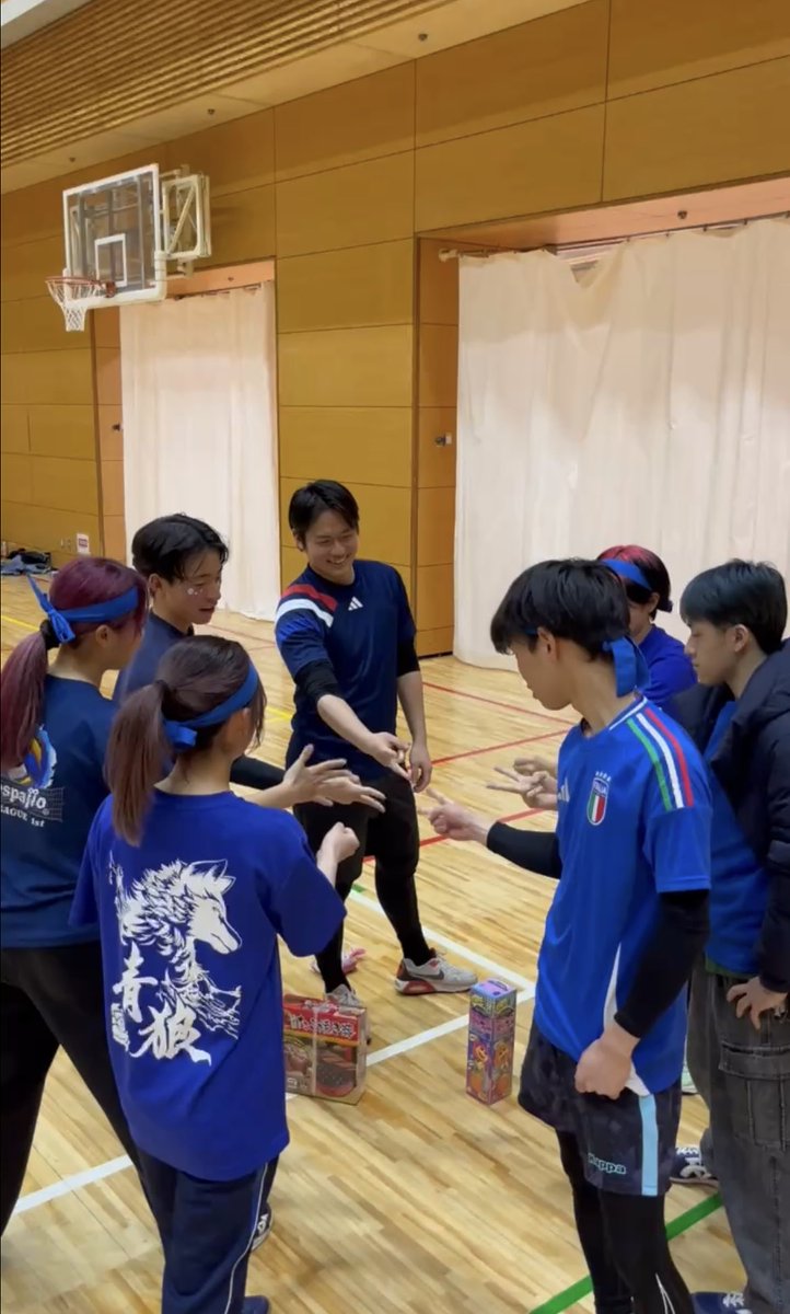 TUroller_2025's tweet photo. 運動会のオフショットです❗️
優勝した青チームは景品のたこ焼き器を巡ってじゃんけんをしました✊
運動会が終わったあと、組体操をしている人たちも…🫢
#春から東洋　#東洋大学 https://t.co/0W85347xiu