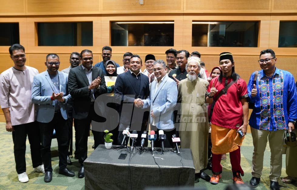 SinarOnline's tweet image. NGO Islam, India adakan mesyuarat pertama cari titik pendamaian

Wakil kedua-dua kaum kaum itu dipertemukan melalui program Harmoni Madani yang yang berlangsung kira-kira empat jam di Pusat Konvensyan Antarabangsa Putrajaya (PICC).
#sinarharian #NGOIslam #NGOIndia
