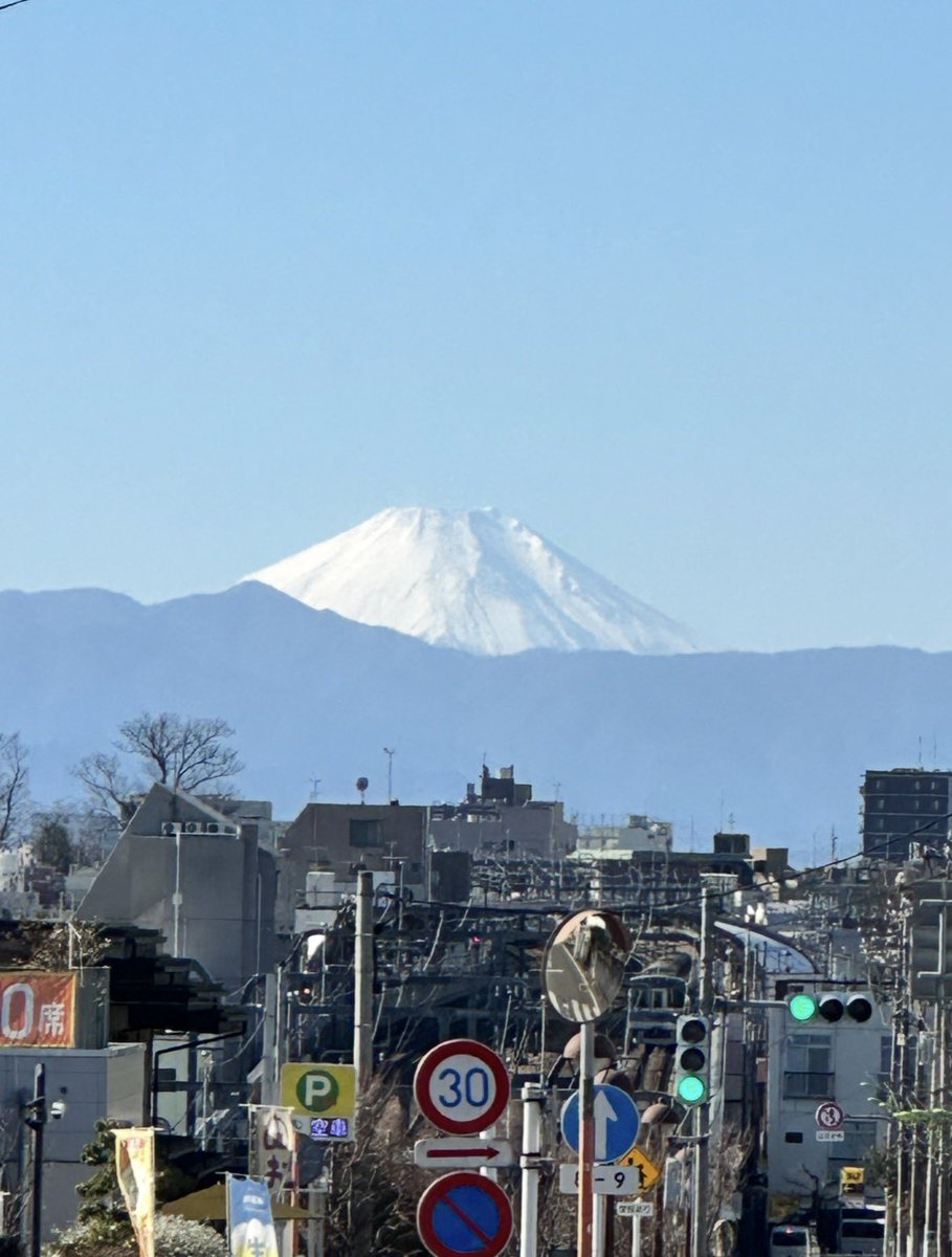 OJ_Japan's tweet photo. さよなら世田谷代田。
晴れた日は改札を出て目の前にズドンと富士山。最高👍
下北沢に続く線路街もひたすらシャレオツ。
ただ他には何もない。
スーパーもない。
正直不便である。が、静かで好きな町でした。

新居は賑やかなところになりました。 https://t.co/o0XZVsgIOo