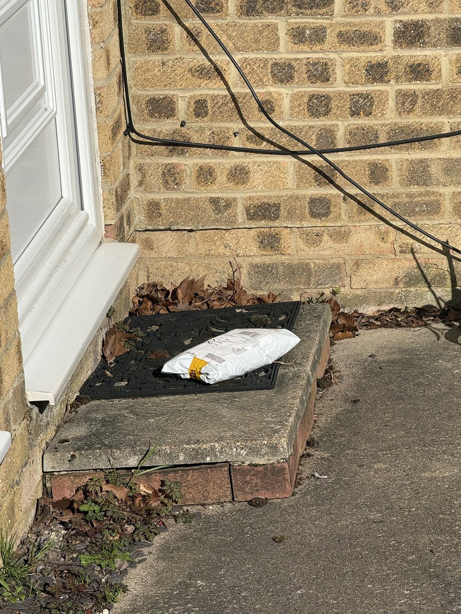 Rob180Brown's tweet photo. @EvriUK_Official nice that your drivers still just dump parcels on the doorstep where anyone can just help themselves despite an email saying it was posted through the letterbox https://t.co/TpcSC0pj60