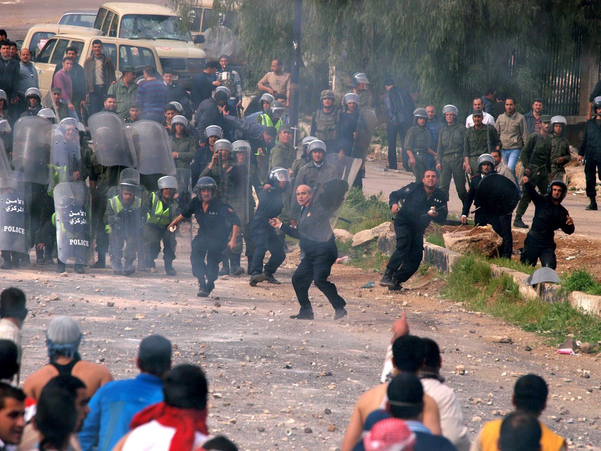 DaraaArchive's tweet photo. أربعةُ عقودٍ من القمعِ والاستبداد، حكمٌ بعثيٌّ جثم على صدر سوريا، حاول الأحرارُ كسره مراراً؛ من إدلب إلى حماة، ومن الرقة إلى دمشق. لكنّ بطش الطغاة كان يغرق كلَّ انتفاضةٍ بالدماء، ويخمد كلَّ صرخةٍ بالقمع.
لكنْ… هذه المرّة، ارتكب الأسدُ حماقتَه الكبرى؛ لقد تورّط مع رجالِ درعا! https://t.co/4usf4xkt5c