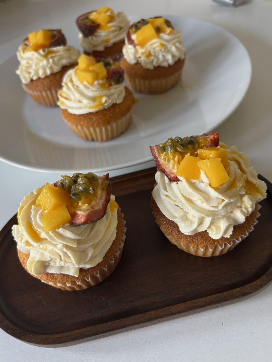 ysdhii's tweet photo. J’ai fait des cupcakes mangue passion, chantilly mascarpone vanille et cœur coulant 🥭☀️ #miam #vivelavie https://t.co/4G5Z0JTZZ1