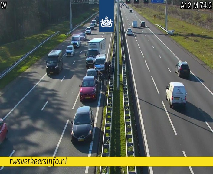 RWSverkeersinfo's tweet image. Op de #A12 richting Arnhem zijn tussen Driebergen en Maarn twee rijstroken dicht vanwege een ongeval. Verkeer vanuit Utrecht heeft een uur vertraging. Moet je zo die kant op? Check dan voor vertrek 👉 rwsverkeersinfo.nl