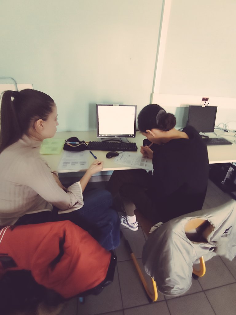 H_AMAROUCHE's tweet photo. 🐍 Python en SNT, et ça tourne !
Cette semaine en 2nd, on a ouvert les terminaux et écrit nos premières lignes de code Python — le tout via https://t.co/5T3c4As699 de @TICalculators. Aucune installation, 100% focus sur l'algo. 
#SNT #Python #Enseignement #Lycée #TexasInstruments https://t.co/0hFxstNzmK