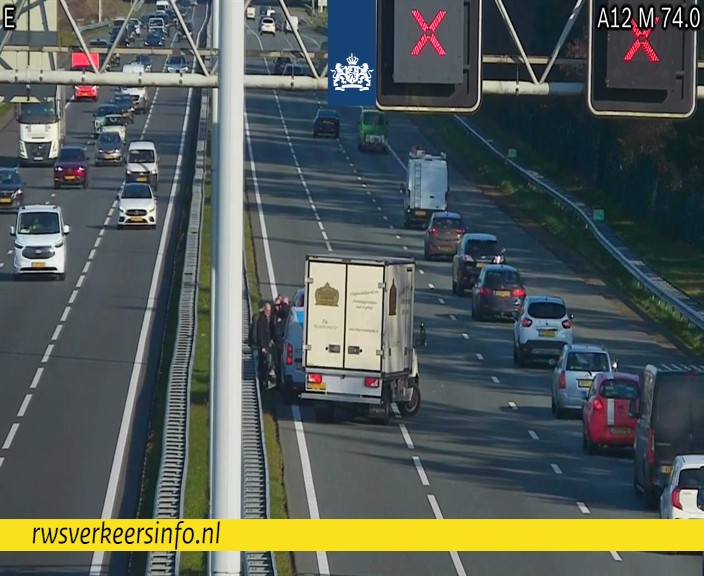 RWSverkeersinfo's tweet image. Op de #A12 richting Arnhem zijn tussen Driebergen en Maarn twee rijstroken dicht vanwege een ongeval. Verkeer vanuit Utrecht heeft een uur vertraging. Moet je zo die kant op? Check dan voor vertrek 👉 rwsverkeersinfo.nl