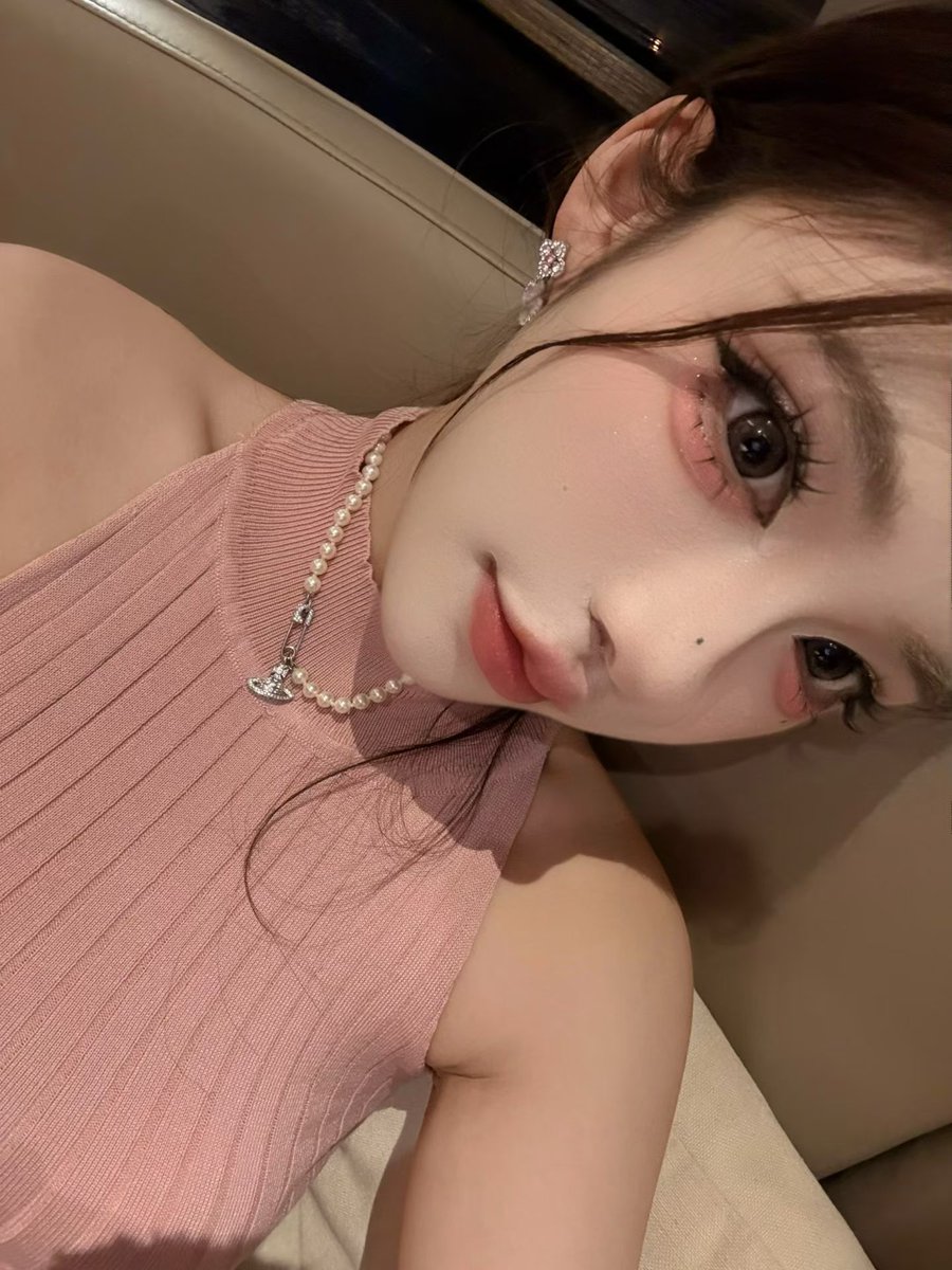 lnln77463's tweet photo. 够恶心的了 天天对你祖宗我发情 啧啧啧，给你亲妈我磕头都不配的玩意 #反差 #原味 #裸足 #高跟鞋 #鞋奴 #恋足 #女s #购物奴 #报销奴 #账单奴 #女性崇拜 #羞辱 #足控 #ATM奴 https://t.co/ujgRSftHOI