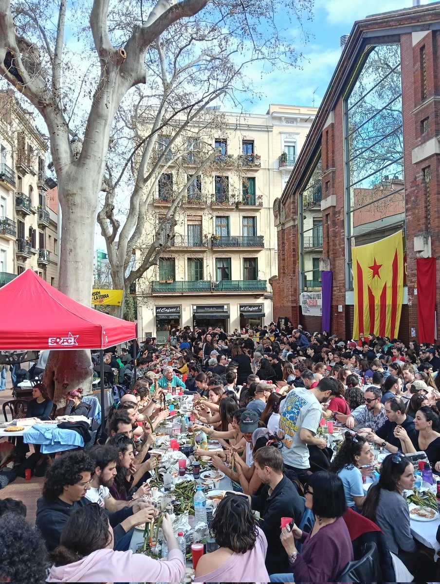 Anonima_Clot's tweet photo. Diumenge vam gaudir amb la  #12aCalçotadaClot! 🎉🎊🎉🎊🎉

Un cop més, gràcies a totes les que vau omplir de nou la pl. del Mercat, en un dels actes més esperats de l'any! 

Ben aviat penjarem un vídeo-resum ⏳, per ara us deixem algunes imatges i vídeos 1/2 ⬇️ https://t.co/0YHnbJX523